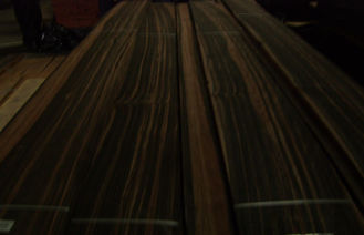 Folheado natural do corte do quarto do ébano para a mobília e a madeira compensada