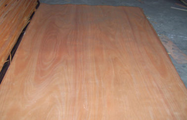Folheado de madeira do corte giratório amarelo natural de Okoume para a superfície da mobília