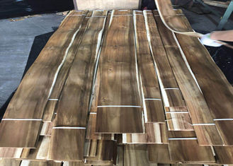 Painéis de madeira cortados do folheado da acácia natural do corte para a cor Nonuniform dos armários